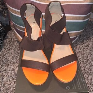 New- Chinese Laundry wedges in brown w/ orange.